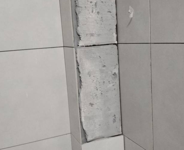 肇源瓷砖空鼓维修公司分享下瓷砖施工前基层浇水润湿程度不足，可能导致以下问题
